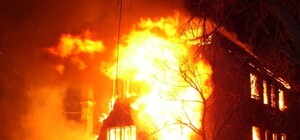 В Луганской области погорельцам из 8-квартирного дома, сгоревшего дотла, предлагают переехать в другие поселки