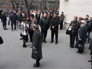 Когда Сергея Бачурина и других подсудимых заводили из автозака в зал, всю пострадавшую сторону (примерно 100  человек) выдворили из холла суда на улицу. Фото Сергея КАШИРИНА