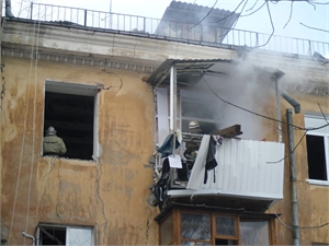 Осколки окон и некоторые вещи из 9-й квартиры разбросало взрывом на 15-20 метров. Фото: kp.ua