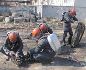 Спасатели в днепропетровском метро. Фото: МЧС