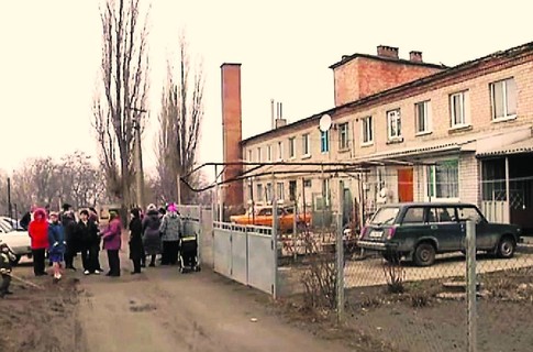 700 жителей живут без воды и собираются на митинг под стены райсовета. Фото: О.Бондарчук 