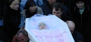 Сегодня похоронили Оксану Макар: крымчане скорбят и верят, что виновных накажут