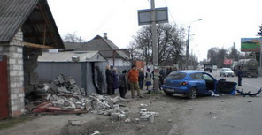 Mazda разрушила гараж. Фото с сайта fotodtp.ua