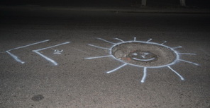 Активисты творчески подошли к обозначению ям на дорогах. Фото: "ЗОВ"