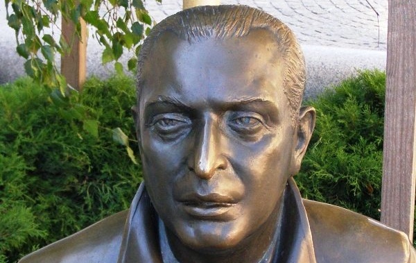 Памятник "неизвестному днепропетровскому бизнесмену". Фото: Днепроград