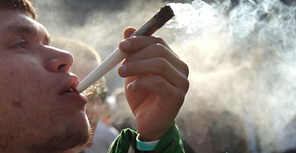 Так курят марихуану. Фото сайта ru.tsn.ua