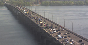 Километровая пробка на мосту. Фото с сайта geocam.ru