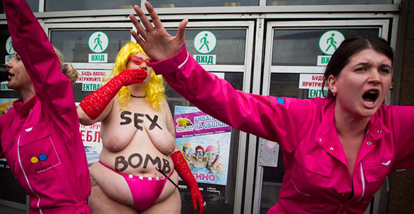 Активистки FEMEN по-своему отреагировали на взрывы в Днепропетровске. Фото: Инна Соколовская