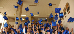 Самые популярные наряды среди запорожских выпускниц: фото платьев