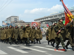 Полторы тысячи военных пройдут праздничным маршем по Фестивальному причалу. Фото: kp.ua