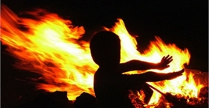 Когда девочка осталась дома одна, в ее квартире загорелся диван. Фото uralinform.ru