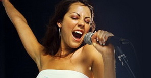 Пойте соло и вместе с друзьями – музыка объединяет людей. Фото: kiev.globalinfo.ua