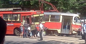 Столкнулись трамвай и троллейбус. Фото: ATA
