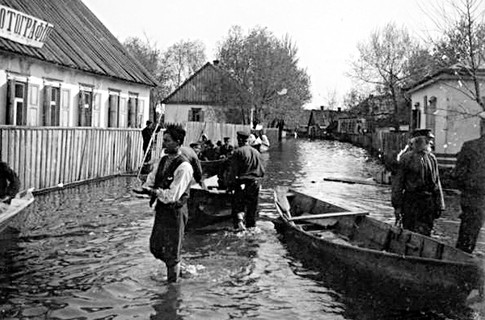 Как в Венеции. Ситуация 8 мая 1931 года была сложной — многие передвигались на лодках. Фото: inphoto.ru