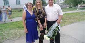 Настя с мамой и папой. Фото: vk.com