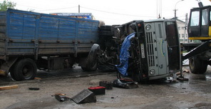Перевернутый грузовик с прицепом. Фото: labrador01 с форума gorod.dp.ua