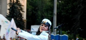 В Одессе Руслана перевоплотилась в капитана и учила публику болеть 