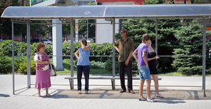 На Серова ставят новые трамвайные остановки. Фото: Евгений Кудря