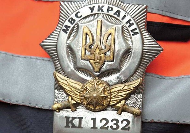 Нагрудный знак закрепляется на верхней одежде с левой стороны. На нем две буквы, обозначающие код региона Украины, серийный номер (индивидуальный для каждого инспектора ДПС) и надпись "МВС України". Фото: Автоцентр
