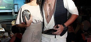 Кривошапко ласкает Денисову на улице, не стесняясь прохожих 