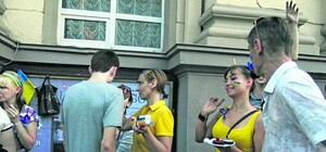 Как киевляне зарабатывают на Евро: 500 гривен в час за рисование флагов, и две с половиной тысячи – за поддельные футболки