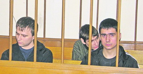 "Молотобойцы". Супрунюк и Саенко отбывают пожизненное, а Ганже (сзади) осталось 4 года. Фото: tochka.net