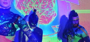 Парики, корсеты и каблуки: обнаженные московские диджеи зажгли в Зеленом театре