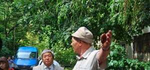 Мэр поехал по дворам: коммунальщики устроили тотальную уборку Запорожья