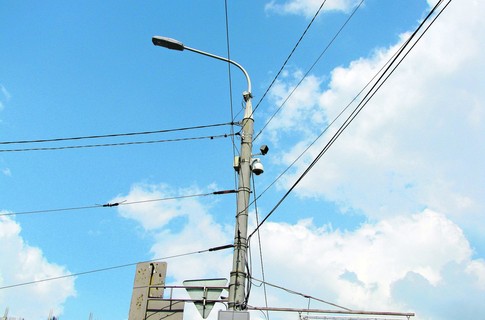 Камеры установлены на столбах вместе с дорожными знаками. Фото: Я. Маркин