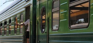 На Харьковщине трое малолетних хулиганов забросали поезд стеклянными бутылками