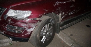 Дальнобойщик разбил несколько дорогих авто. Фото: ГАИ