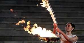 Передавать олимпийский огонь поручают выдающимся спортсменам. Фото: vopros.ua