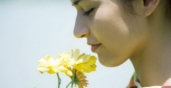 Цветы могут быть разными – от полевых до орхидей. Фото: mota.ru