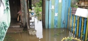 В Крыму затопило более 100 домов: вода достает до окон, нет электричества и связи