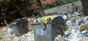 Фотофакт: Улица Бабушкина утопает в мусоре