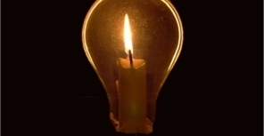 Вместо лампочки придется достать свечки. Фото: kp.ru