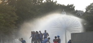 Видео: как на день ВДВ  десантники с девушками в фонтане купались 