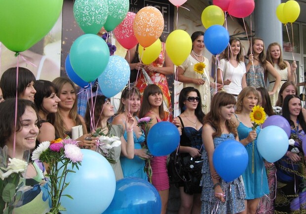 Флешмоб собрал днепропетровчанок в красивых платьях. Фото: vk.com