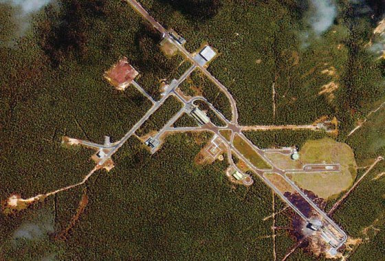 Вид бразильской авиабазы и космодрома Алкантара с орбиты. Фото: galspace.spb.ru