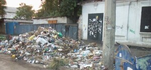 Фотофакт: Мусорные кучи в Красногвардейском районе не вывозят, а немного сдвигают