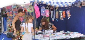 Тетради с футболистами и ранцы по старым ценам: готовимся к 1 сентября на школьном базаре в Симферополе