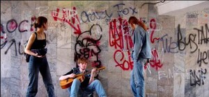 В Луганске двое гопников обокрали уличных музыкантов