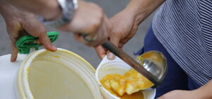 На улицах Запорожья кормят всех желающих