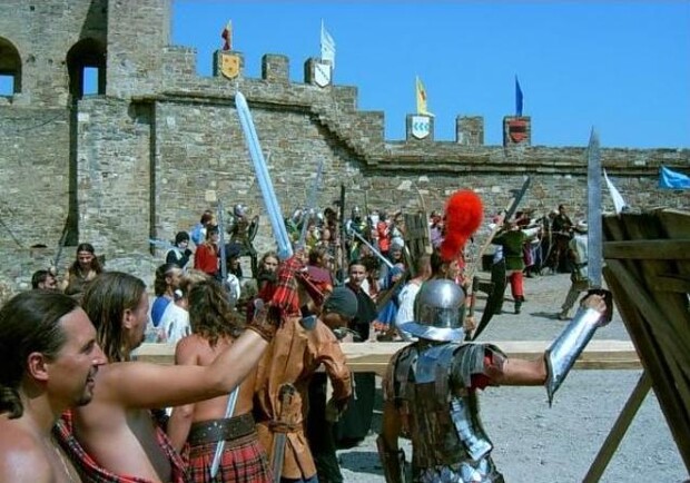 Кроме битвы горожан порадуют средневековыми танцами и забавами. Фото: архив В. Губаренко
