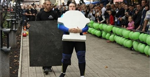 В Донецке женщина-богатырь устроила силовое шоу