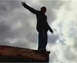  Девушка юного одессита на коленях умоляла его не прыгать с крыши высотки, но он не послушал 