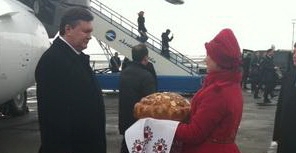 Президента встречают караваем. Фото с сайта most-dnepr.info