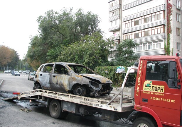 Возле "Днепр-Арены" сгорел автомобиль. Фото: Ирина Байсак