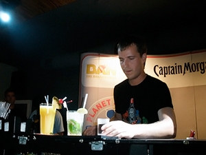 Новость - События - На всеукраинском состязании по флейрингу победил бармен из Днепропетровска