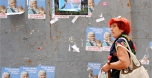 Луганские коммунальщики до сих пор убирают улицы после выборов